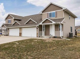 826 Crescent View Dr NE, Cedar Rapids, IA 52402
