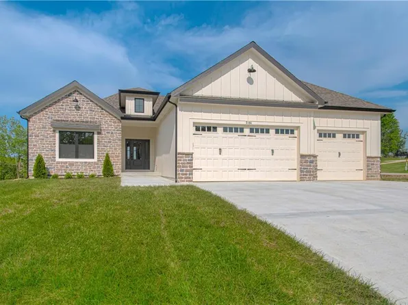 2104 Hollow Log Dr, Kearney, MO 64060