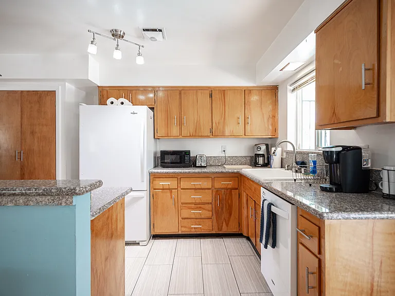 1313 Hillside Pl — Photo 4