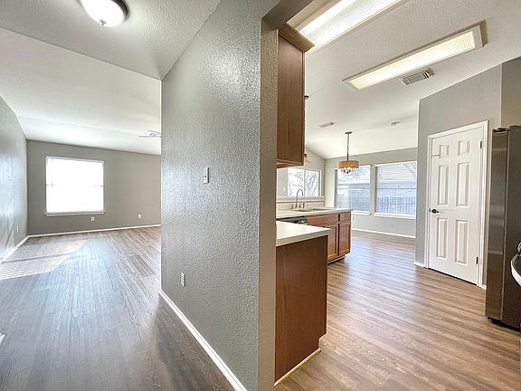 5th image of 1112 Leah Ln