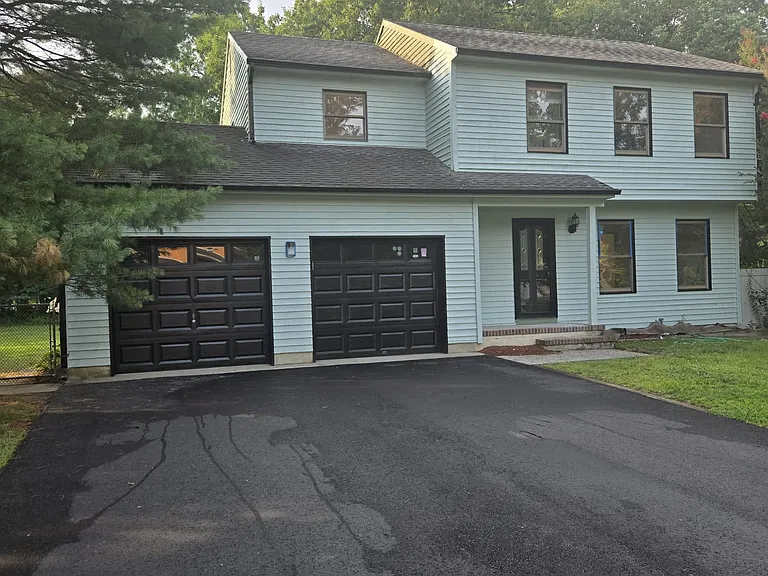 195 Edgemere Ct — Photo 1