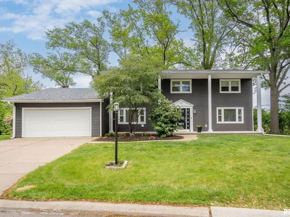 9 Sunset Cir, Bettendorf, IA 52722