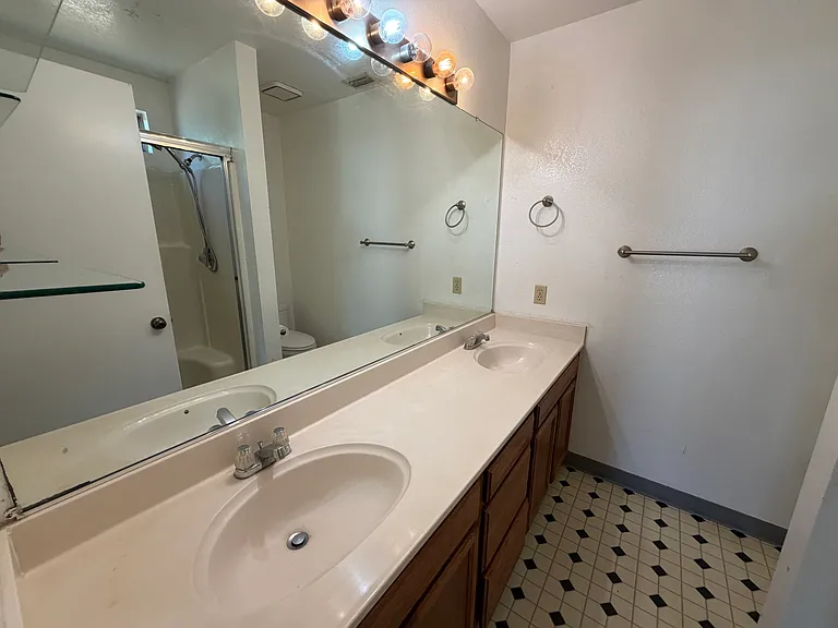 1384 Somerset Dr — Photo 13