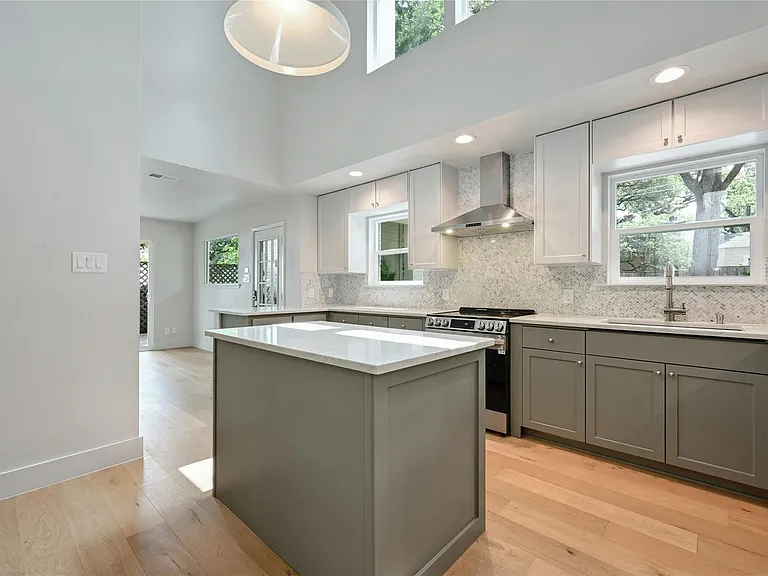 1305 Kenwood Ave — Photo 8
