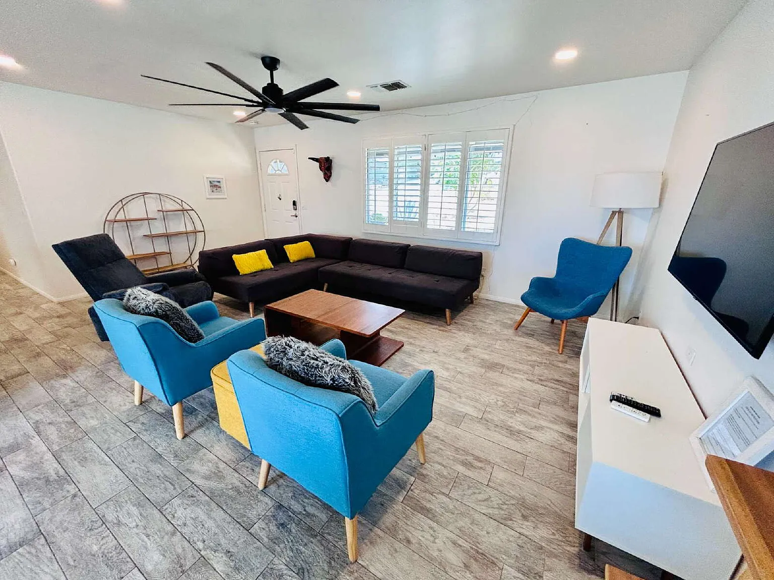 3 bed, 2.0 bath, 1152 sqft, $2,475 — Photo 3