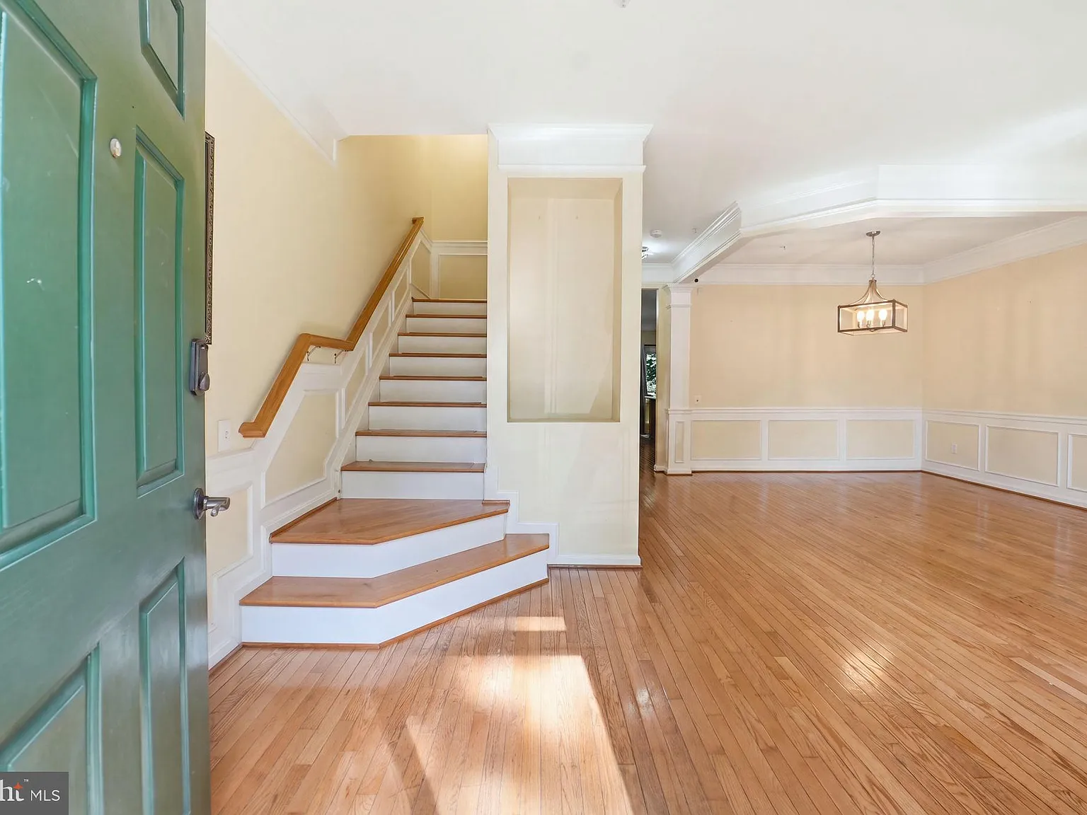 3 bed, 3.5 bath, 2390 sqft, $3,700 — Photo 4