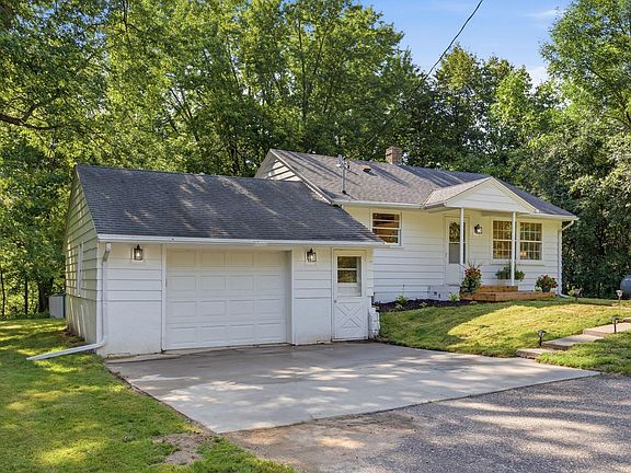 2nd image of 985 Sunnyfield Rd N