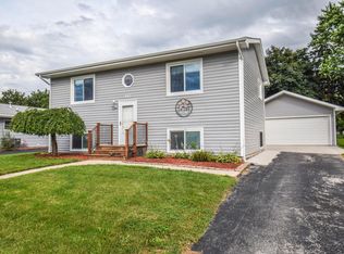 743 Foxtrail Cir, Burlington, WI 53105