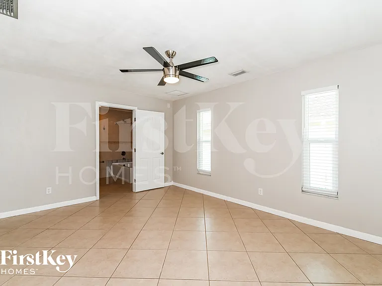 528 SE 17th Ave — Photo 8