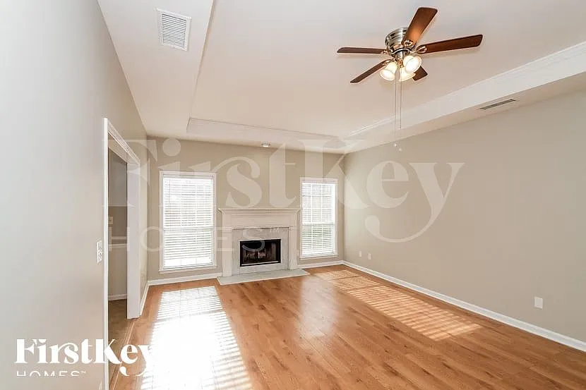 3 bed, 2.0 bath, 1912 sqft, $2,075 — Photo 3