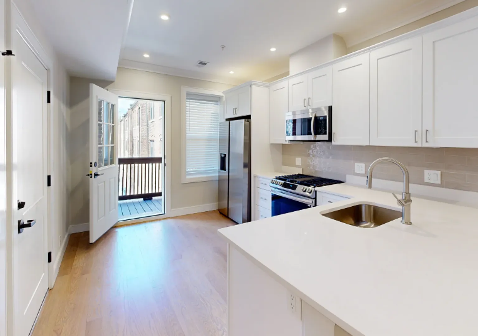 Charming 3 Bedroom-No Broker Fee — Photo 2