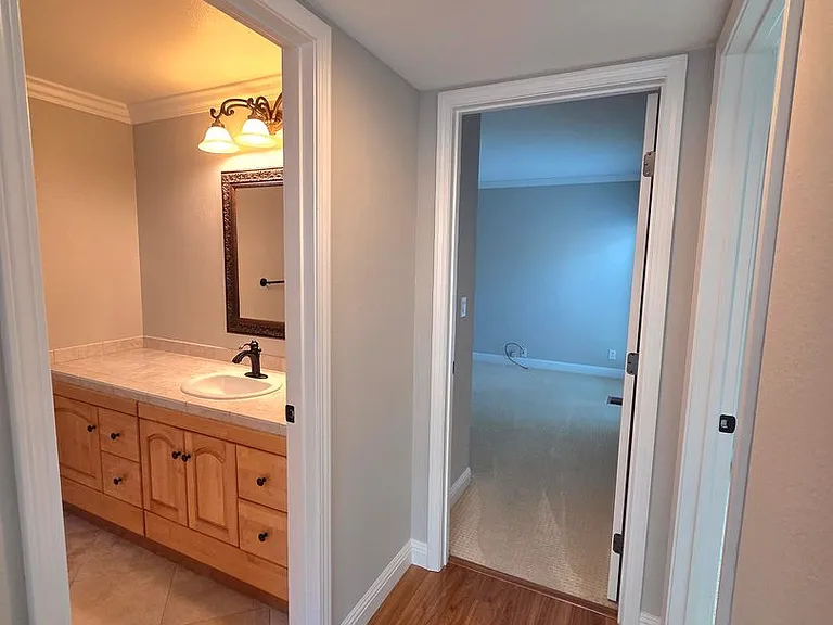 565 Rolling Hills Ln — Photo 10
