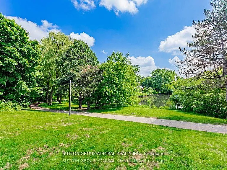 37 Royal Colwood Ct #UPPER LEVEL — Photo 11