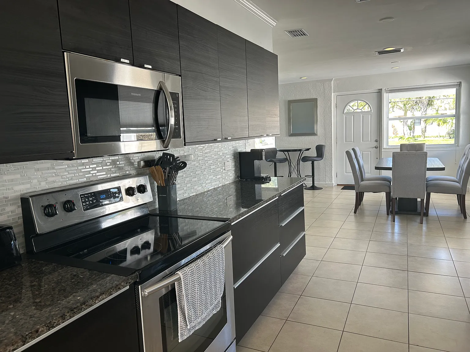 3 bed, 1200 sqft, $4,500 — Photo 2