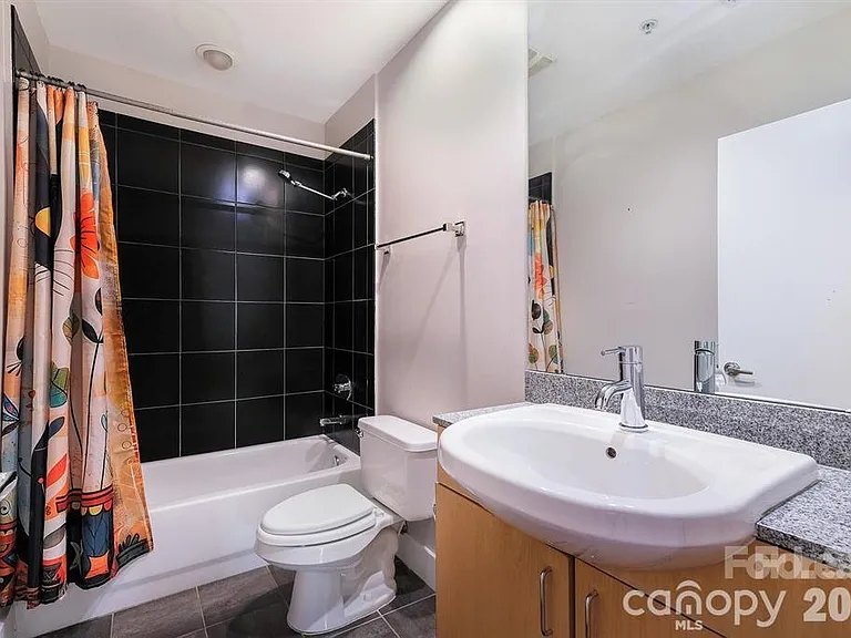 505 E 6th St #304 — Photo 17