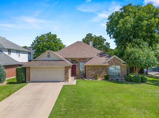 1919 Wood Crest Dr, Grapevine, TX 76051