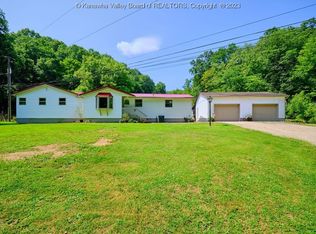 637 Whispering Pnes, Alum Creek, WV 25003