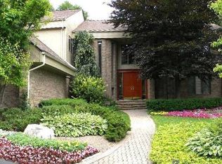 5269 Hidden Pines Dr, Brighton, MI
