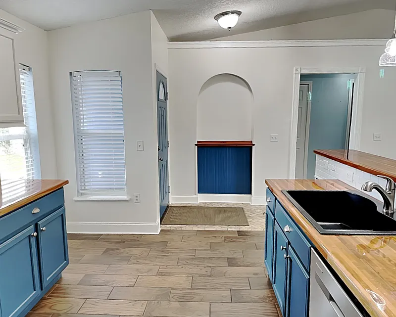 3 bed, 2.0 bath, 1264 sqft, $2,395 — Photo 4