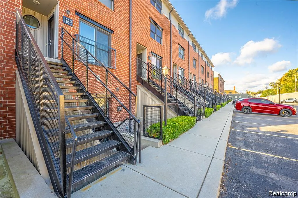 2 bed, 2.5 bath, 1642 sqft, $3,500 — Photo 2