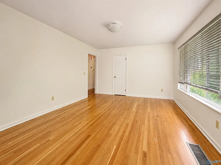516 Ferry St NE — Photo 6