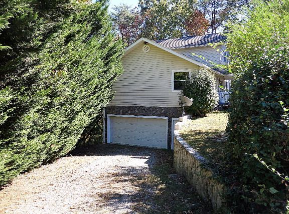 3rd image of 200 W Ridge Dr