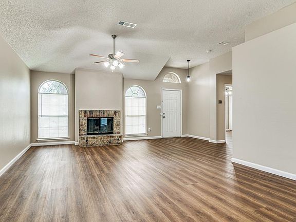 2nd image of 2105 Emerald Oaks Dr
