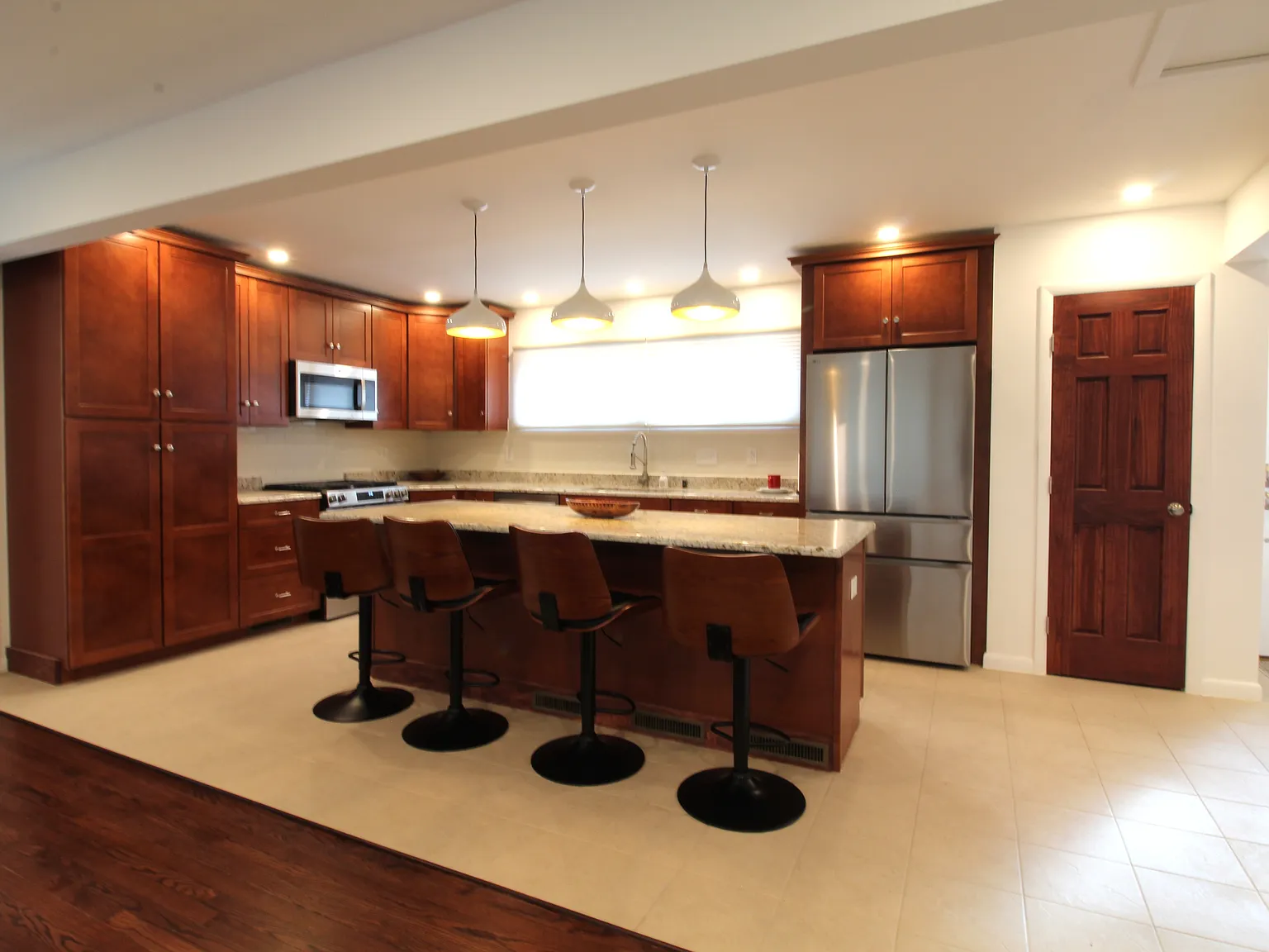 3 bed, 1948 sqft, $3,200 — Photo 1