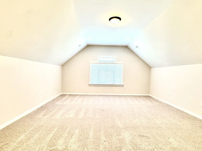 1135 Overlake Dr — Photo 10