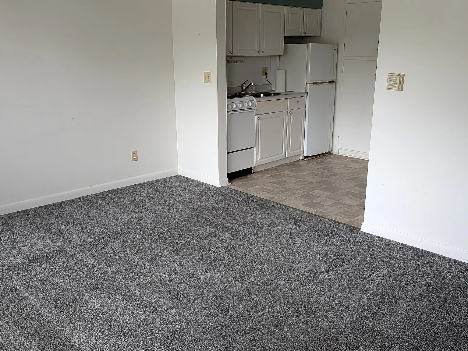 223 Robinhood Ln — Photo 3