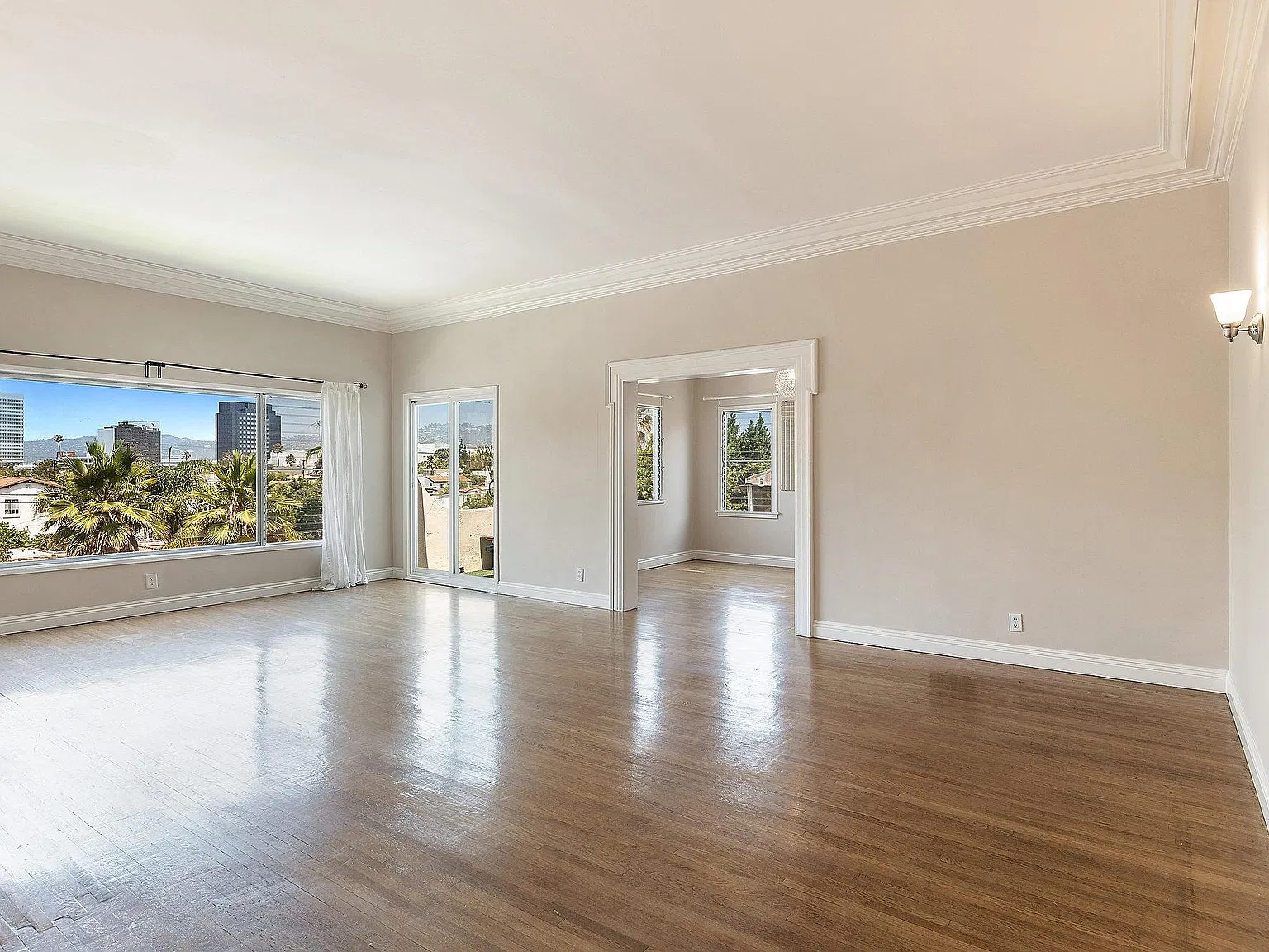 4 bed, 2350 sqft, $5,750 — Photo 4
