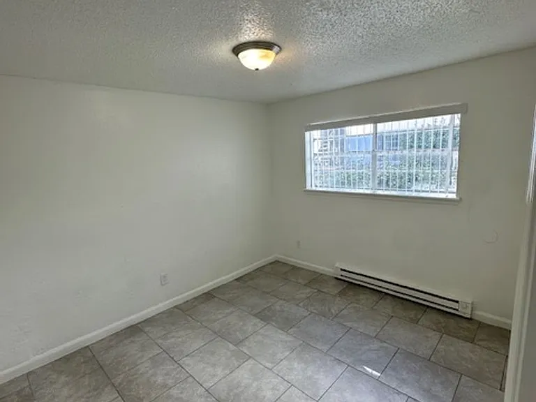 Las Brisas Apartments — Photo 32