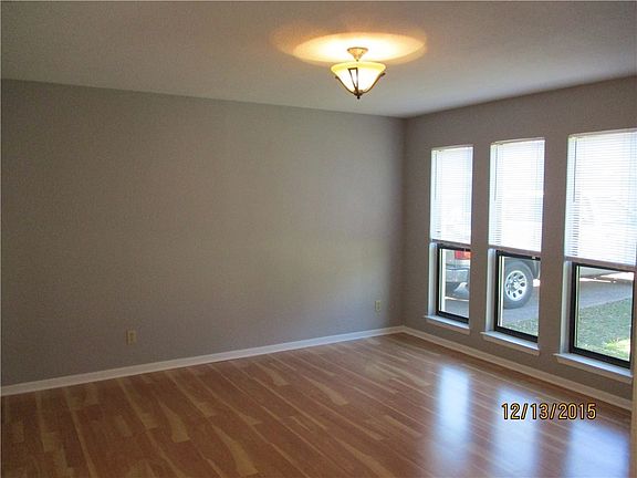 4th image of 1500 Oak Grove Dr