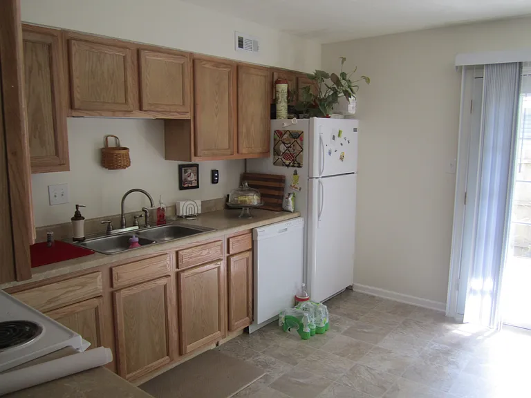 Guion Creek Apartments — Photo 25