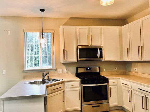 5th image of 349 Robin Glen Ln