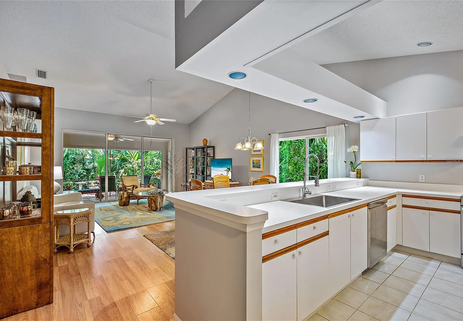 2 bed, 2.0 bath, 1376 sqft, $2,200 — Photo 3