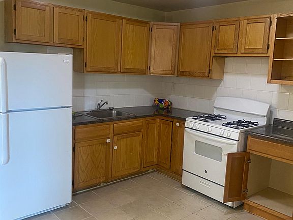 2nd image of 150 W Burnside Ave #213