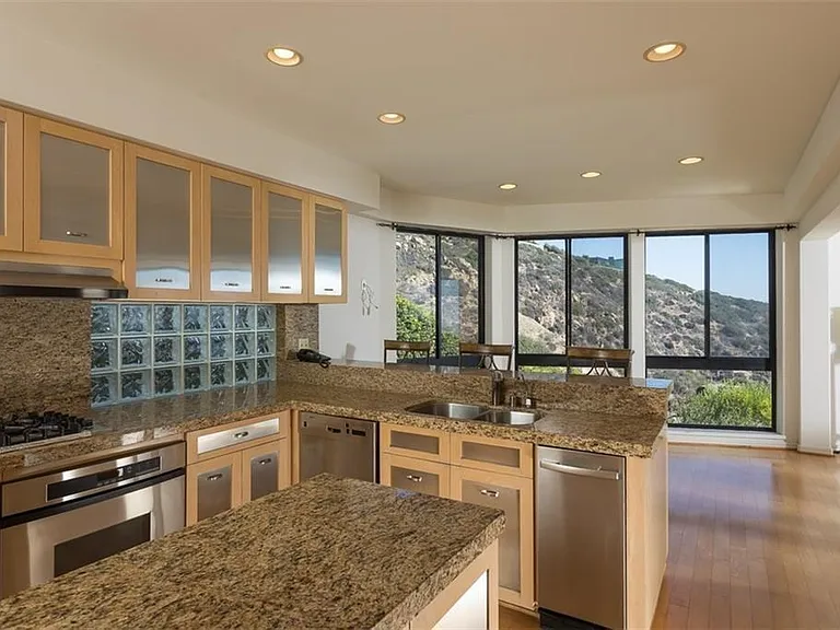 1326 Skyline Dr — Photo 21