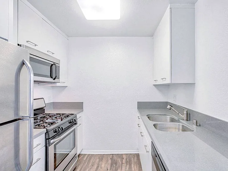 1820 Whitley — Photo 8