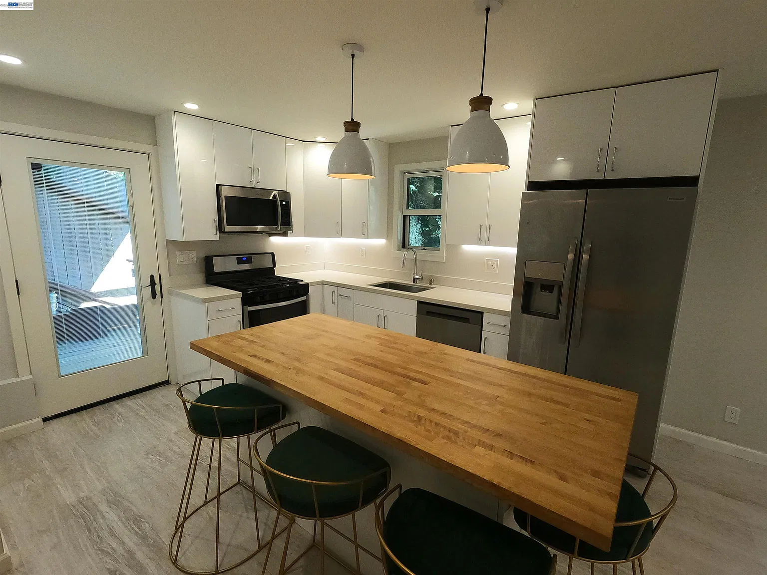 2 bed, 850 sqft, $3,900 — Photo 1