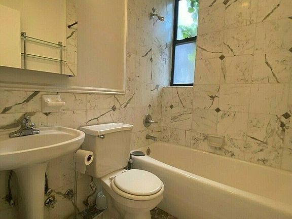 4th image of 145 E 61st St APT 3B