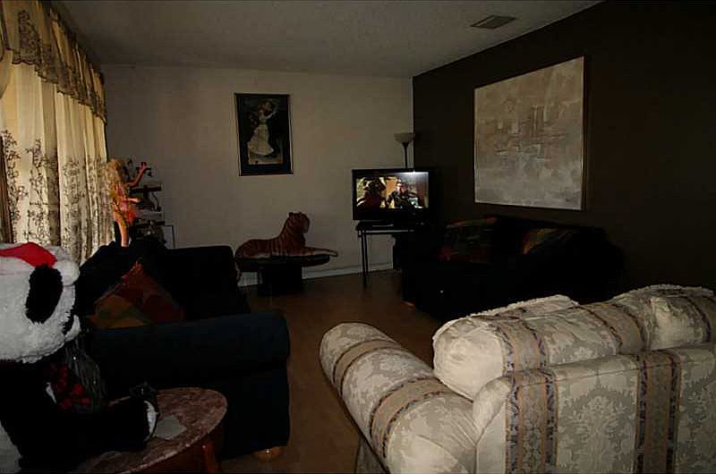 2nd image of 970 W 33rd Pl
