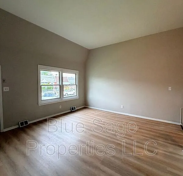 117 Ervin Ave — Photo 3