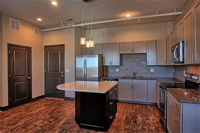Building Photo - 464 Main St #C