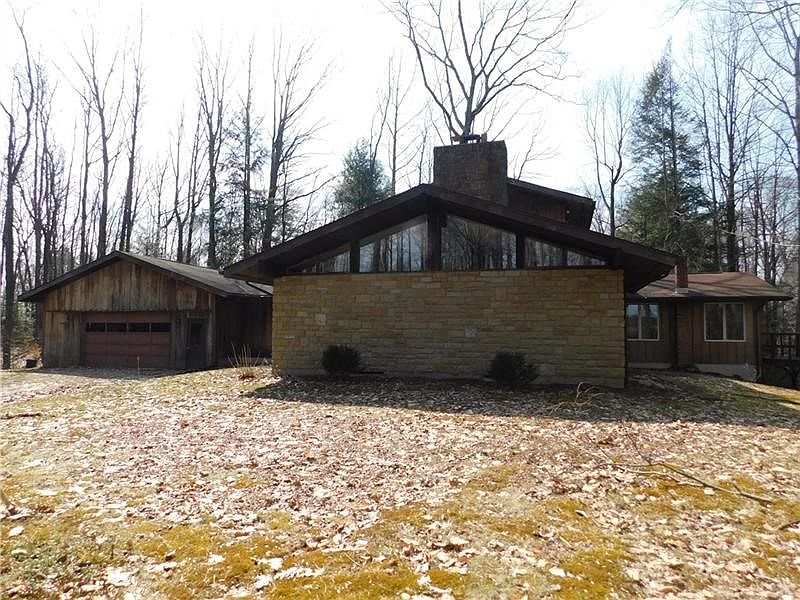 BEAUTIFUL F.R. WITH VAULTED CEILING AND FIREPLACE