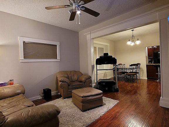 3rd image of 113 E Maple St