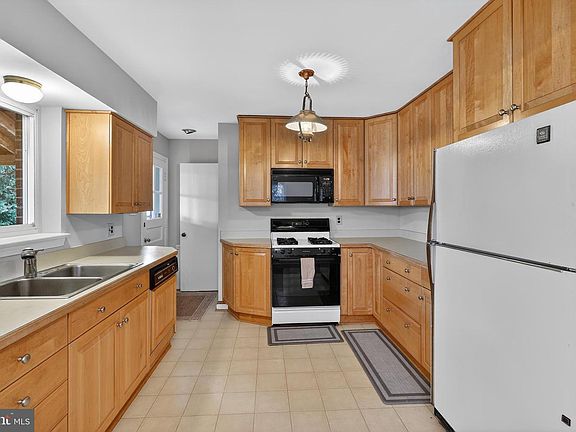 3rd image of 6001 Dinwiddie St