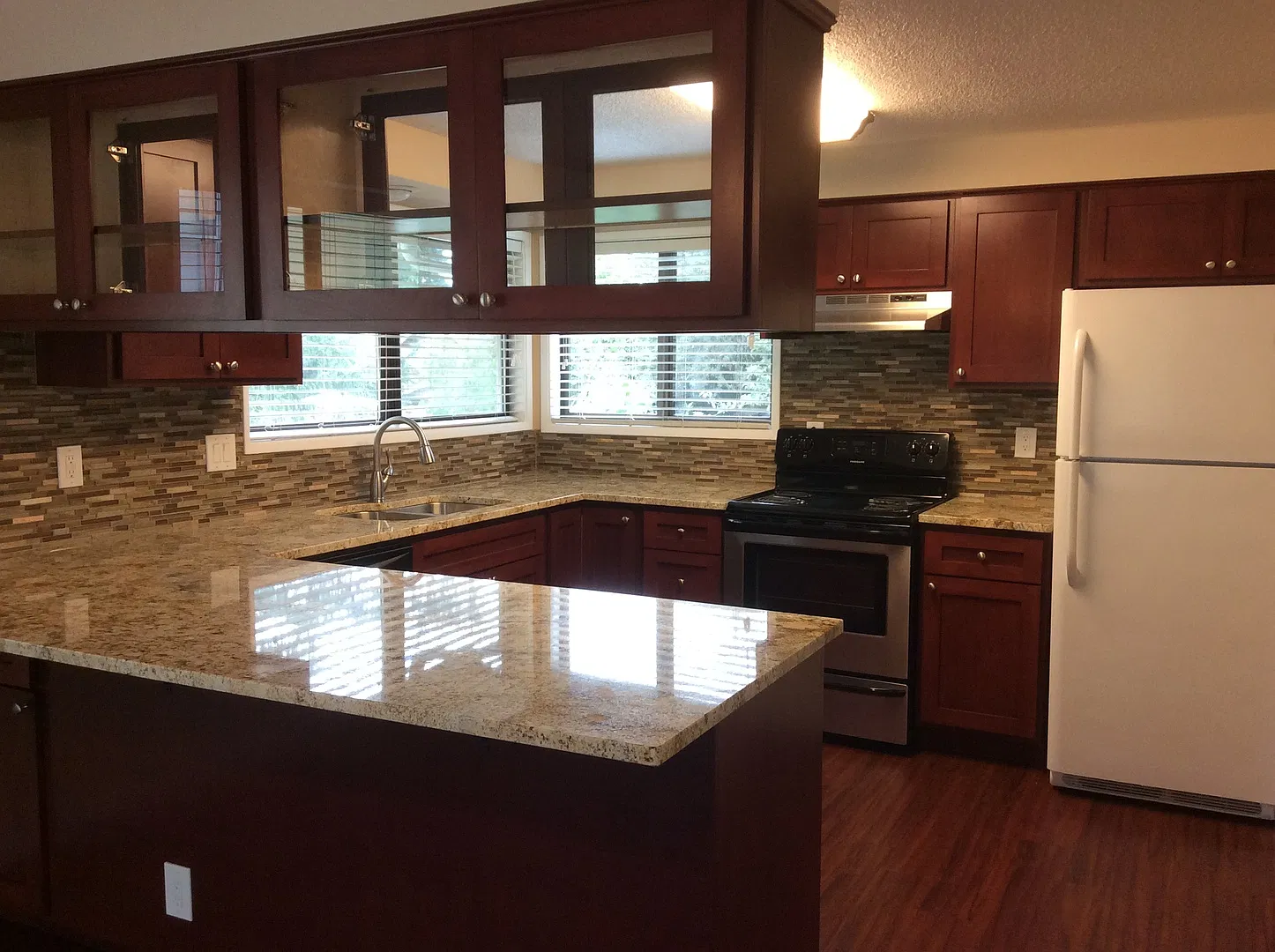 Light-Filled SE Portland Split-Level with 2-Car Garage, Dual Decks & Fenced Yard — Photo 4