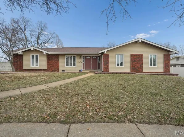 2250 Seven Pines Dr, Saint Louis, MO 63146