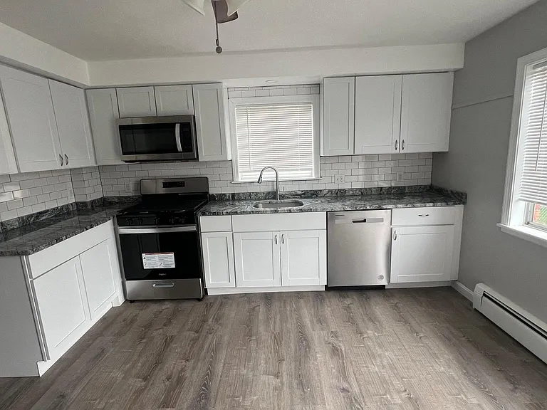 15 Barrows St #B — Photo 2